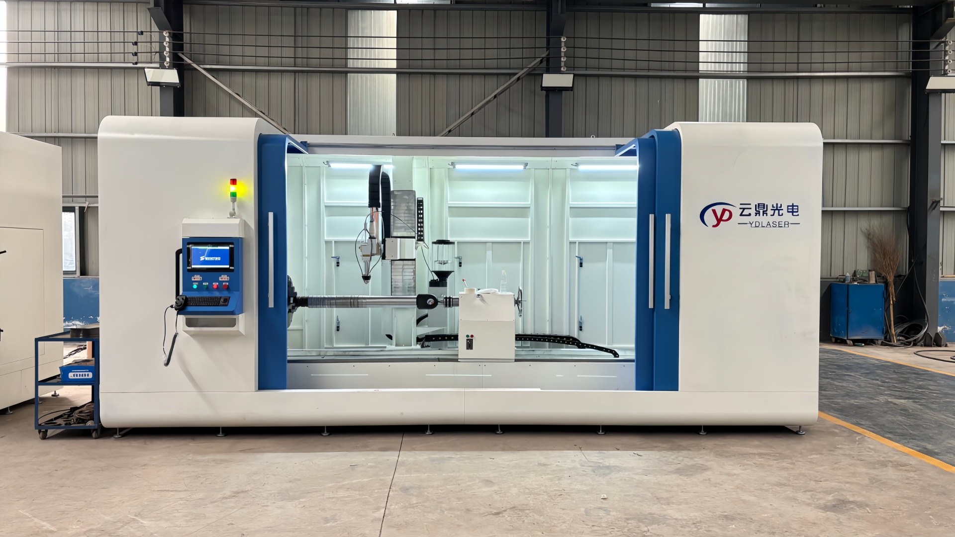 Enclosed laser cladding machine 1