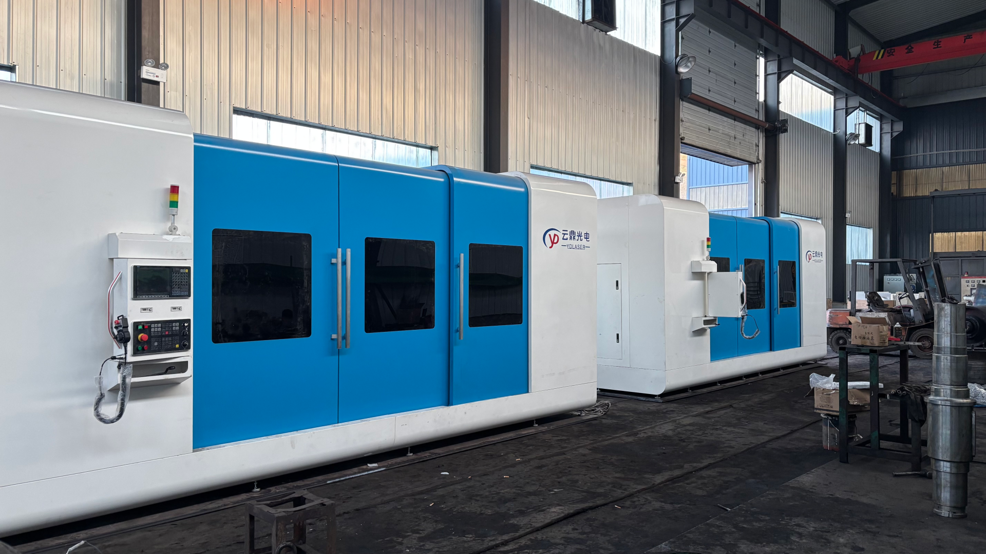 Enclosed laser cladding machine 4