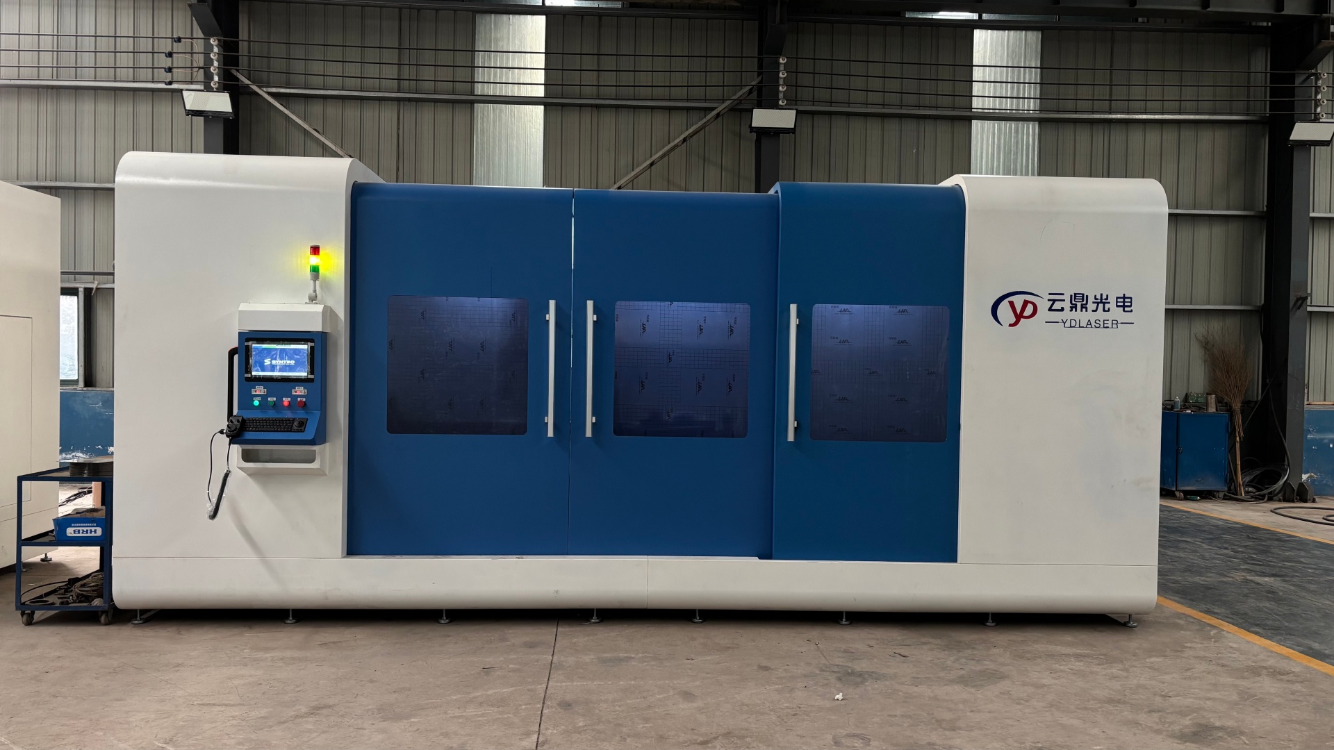 Enclosed laser cladding machine 5